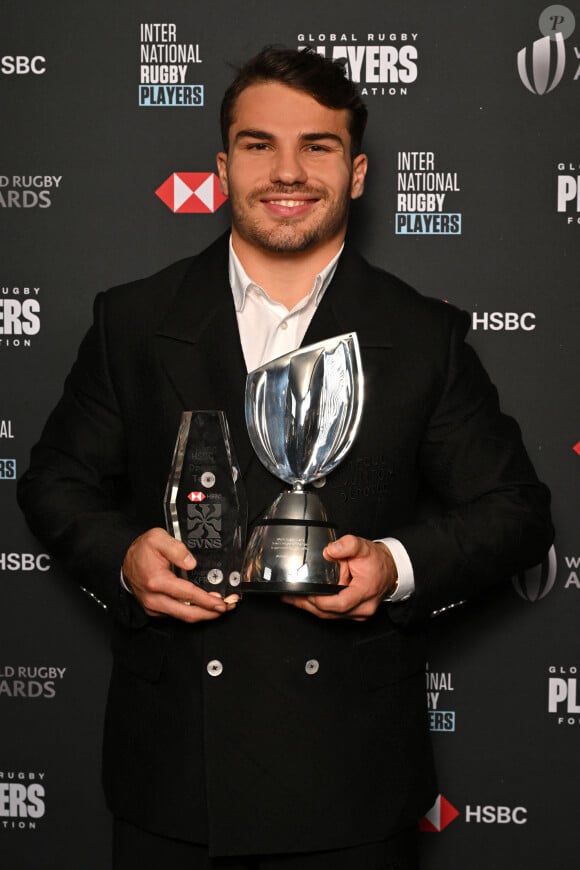 Antoine Dupont durant la cérémonie des World Rugby Awards 2024 à la salle des Etoiles à Monaco, le 24 novembre 2024. Le palmares : Joueur World Rugby de l'Année : Pieter-Steph du Toit (Afrique du Sud) Joueuse World Rugby de l'Année : Ellie Kildunne (Angleterre) Joueur de Rugby à 7 de l'Année en partenariat avec HSBC : Antoine Dupont (France) Joueuse de Rugby à 7 de l'Année en partenariat avec HSBC : Maddison Levi (Australie) Révélation masculine World Rugby de l'Année : Wallace Sititi (Nouvelle-Zélande) Révélation féminine World Rugby de l'Année : Erin King (Irlande) Entraîneur World Rugby de l'Année : Jérôme Daret (France) 14 trophées prestigieux ont récompensé les meilleurs talents mondiaux. © Bruno Bebert/Bestimage 