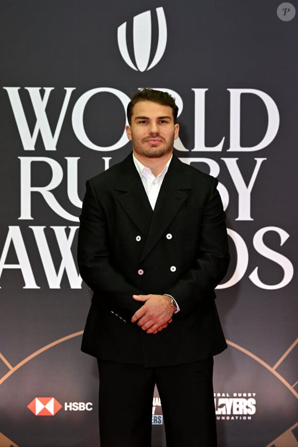 Antoine Dupont durant la cérémonie des World Rugby Awards 2024 à la salle des Etoiles à Monaco, le 24 novembre 2024. Le palmares : Joueur World Rugby de l'Année : Pieter-Steph du Toit (Afrique du Sud) Joueuse World Rugby de l'Année : Ellie Kildunne (Angleterre) Joueur de Rugby à 7 de l'Année en partenariat avec HSBC : Antoine Dupont (France) Joueuse de Rugby à 7 de l'Année en partenariat avec HSBC : Maddison Levi (Australie) Révélation masculine World Rugby de l'Année : Wallace Sititi (Nouvelle-Zélande) Révélation féminine World Rugby de l'Année : Erin King (Irlande) Entraîneur World Rugby de l'Année : Jérôme Daret (France) 14 trophées prestigieux ont récompensé les meilleurs talents mondiaux. © Bruno Bebert/Bestimage 