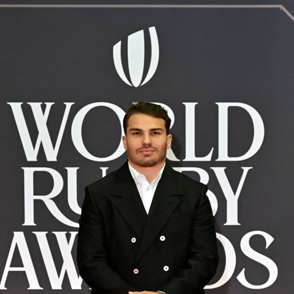 Antoine Dupont durant la cérémonie des World Rugby Awards 2024 à la salle des Etoiles à Monaco, le 24 novembre 2024. Le palmares : Joueur World Rugby de l'Année : Pieter-Steph du Toit (Afrique du Sud) Joueuse World Rugby de l'Année : Ellie Kildunne (Angleterre) Joueur de Rugby à 7 de l'Année en partenariat avec HSBC : Antoine Dupont (France) Joueuse de Rugby à 7 de l'Année en partenariat avec HSBC : Maddison Levi (Australie) Révélation masculine World Rugby de l'Année : Wallace Sititi (Nouvelle-Zélande) Révélation féminine World Rugby de l'Année : Erin King (Irlande) Entraîneur World Rugby de l'Année : Jérôme Daret (France) 14 trophées prestigieux ont récompensé les meilleurs talents mondiaux. © Bruno Bebert/Bestimage 