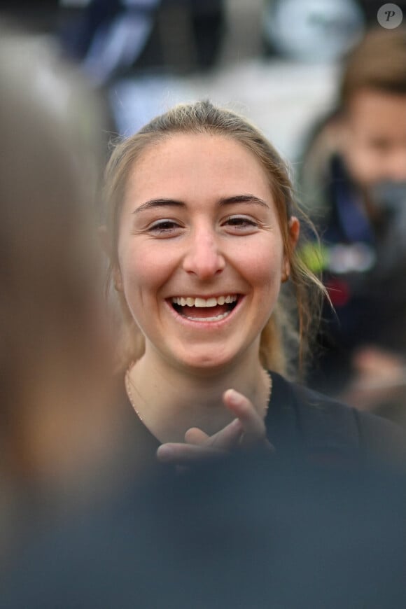 Violette Dorange a pris à bord "une liseuse, des podcasts, des playlists préparés par ses proches, dont son compagnon", comme l'indique "Le Parisien"

Violette Dorange aux Sables-d'Olonne. Photo Franck Castel/ABACAPRESS.COM