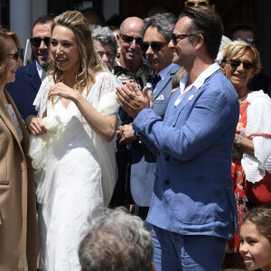 De quoi renforcer la légende selon laquelle les robes de Delphine Manivet porte chance pour tomber enceinte dans un futur proche
David Hallyday, Nathalie Baye - Mariage de Laura Smet et Raphaël Lancrey-Javal à l'église Notre-Dame des Flots au Cap-Ferret le jour de l'anniversaire de son père Johnny Hallyday le 15 juin 2019.