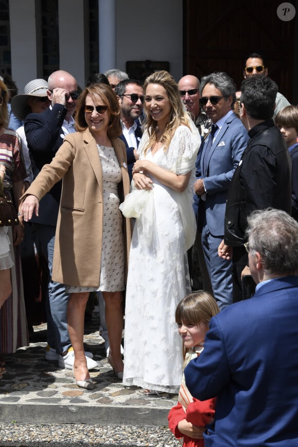 Nathalie Baye - Mariage de Laura Smet et Raphaël Lancrey-Javal à l'église Notre-Dame des Flots au Cap-Ferret le jour de l'anniversaire de son père Johnny Hallyday le 15 juin 2019.