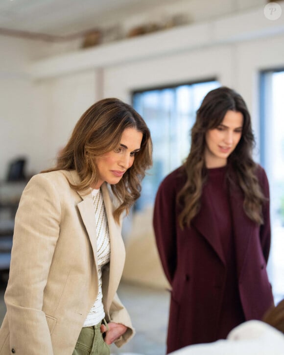 L'épouse de Abdullah II enchaîne les visites et les événements publics pour le plus grand bonheur de ses fans. 
La reine Rania Al Abdullah de Jordanie et sa belle-fille, la princesse Rajwa Al Hussein, visitent l'atelier de Naqsh Collective, qui crée des oeuvres d'art faites à la main fusionnant le design arabe traditionnel et contemporain, à Amman, en Jordanie, le 24 novembre 2024.