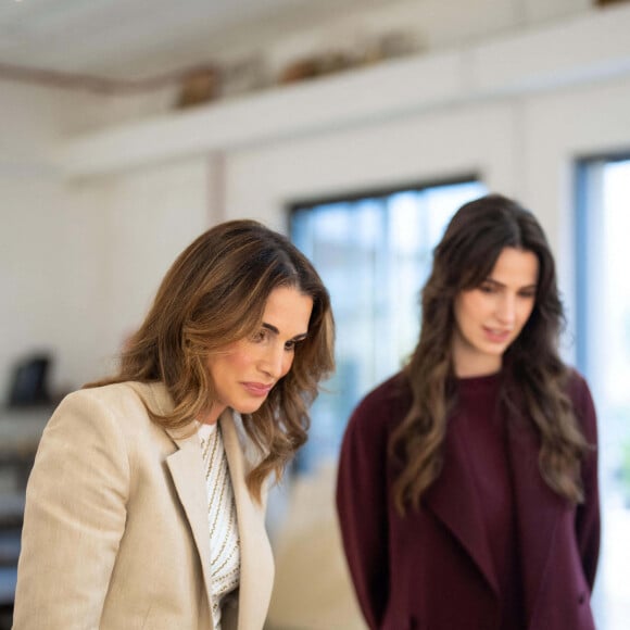 L'épouse de Abdullah II enchaîne les visites et les événements publics pour le plus grand bonheur de ses fans. 
La reine Rania Al Abdullah de Jordanie et sa belle-fille, la princesse Rajwa Al Hussein, visitent l'atelier de Naqsh Collective, qui crée des oeuvres d'art faites à la main fusionnant le design arabe traditionnel et contemporain, à Amman, en Jordanie, le 24 novembre 2024.