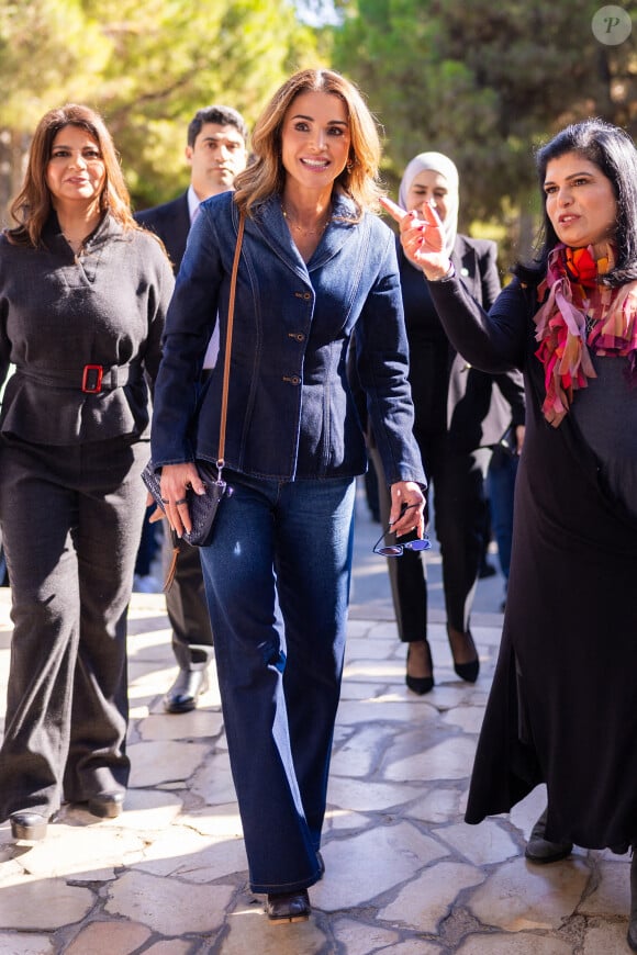 Pour l'occasion, Rania de Jordanie avait choisi l'option du jean qu'elle affectionne tant. 
La reine Rania Al Abdullah de Jordanie visite l'université de Technologie Princesse Sumaya à Amman, en Jordanie, le 19 novembre 2024.