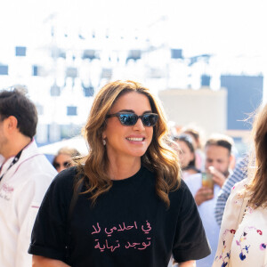 La reine Rania (son t-shirt indique : "dans mes rêves, il n'y a pas de fin") au Festival International de la Gastronomie en Jordanie à Amman, le 10 août 2024.