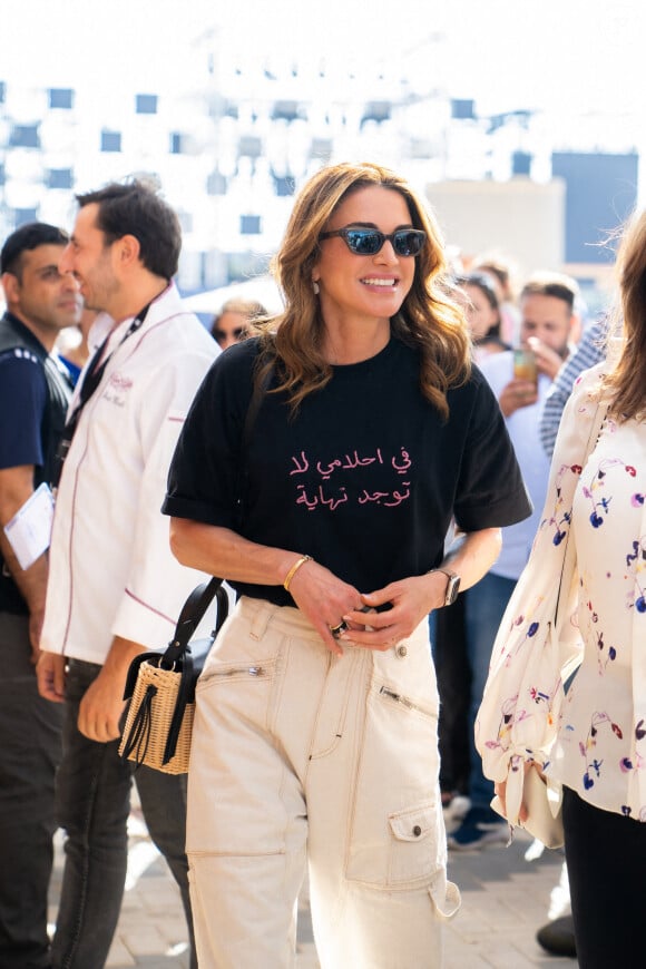 La reine Rania (son t-shirt indique : "dans mes rêves, il n'y a pas de fin") au Festival International de la Gastronomie en Jordanie à Amman, le 10 août 2024.