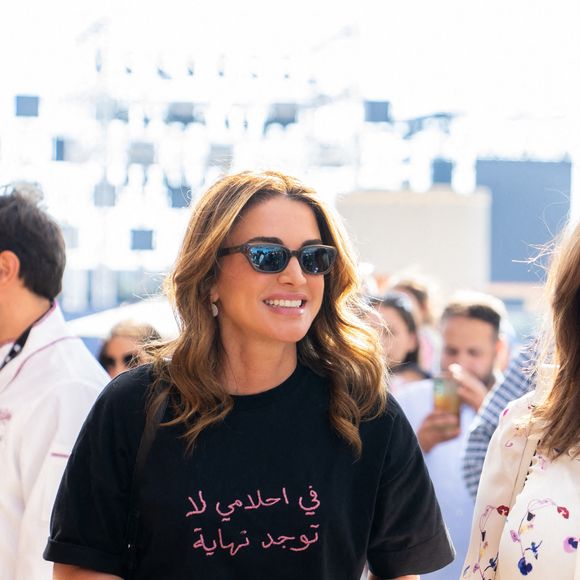 La reine Rania (son t-shirt indique : "dans mes rêves, il n'y a pas de fin") au Festival International de la Gastronomie en Jordanie à Amman, le 10 août 2024.