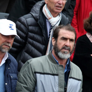 Éric Cantona a deux frères, Jean-Marie et Joël

Joël, Jean-Marie et Eric Cantona Cantona dans les tribunes des internationaux de France de Roland Garros à Paris le 3 juin 2016. © Dominique Jacovides / Bestimage