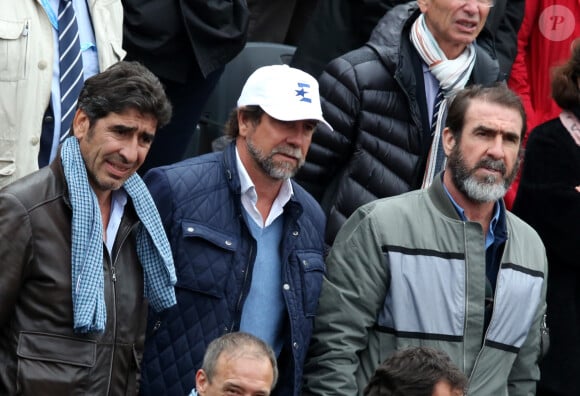 Éric Cantona a deux frères, Jean-Marie et Joël

Joël, Jean-Marie et Eric Cantona Cantona dans les tribunes des internationaux de France de Roland Garros à Paris le 3 juin 2016. © Dominique Jacovides / Bestimage