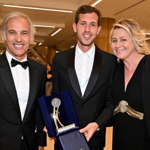 Victor Belmondo, qui a reçu un Espoir Award, entouré par ses parents Paul et Luana durant la soirée de clôture du 20eme Monte Carlo Film Festival de la Comédie, au Grimaldi Forum à Monaco. Le 29 avril 2023. © Bruno Bebert / Bestimage