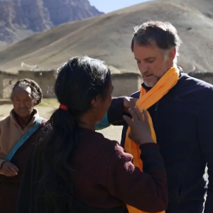 Raphaël de Casabianca et Tomer Sisley au Népal pour "Rendez-vous en terre inconnue". France 2