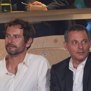 François Roelants et son mari Marc-Olivier Fogiel - Personnalités dans les tribunes lors des Internationaux de France de tennis de Roland Garros 2024 à Paris. Le 29 mai 2024 © Jacovides-Moreau / Bestimage 