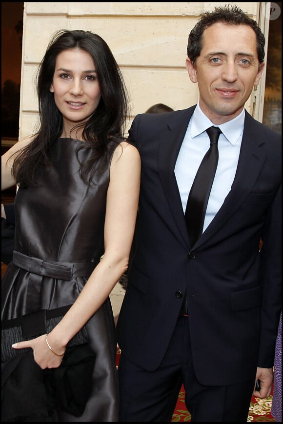 Leur histoire entamée fin 2009 va s'achever durant l'été 2010...Marie Drucker et son compagnon Gad Elmaleh - cérémonie de remise des insignes d'Officier dans l'Ordre National du Mérite à Gilbert Coullier au Palais de l'Élysée en 2010