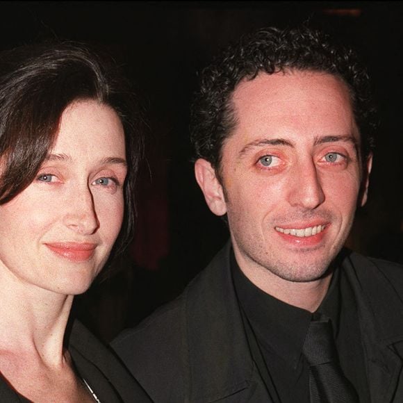 © Nicolas Khayat/ABACA. 23937-6. Paris-France, 24/02/2001. Gad Elmaleh et son épouse Anne Brochet arrivent à la 26ème cérémonie des Césars.