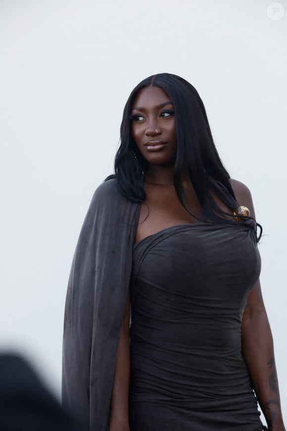 Aya Nakamura - Les célébrités au photocall du défilé Jacquemus pour la présentatation de la toute dernière collection "Le Raphia" au Bourget, Seine-Saint-Denis (93), France, le 12 décembre 2022. Habitué à ne pas suivre le calendrier de la Fashion Week de Paris, le designer a présenté sa toute dernière collection "Le Raphia" avec l'une une de ses couleurs favorites : le beige. © Veeren-Clovis/Bestimage 