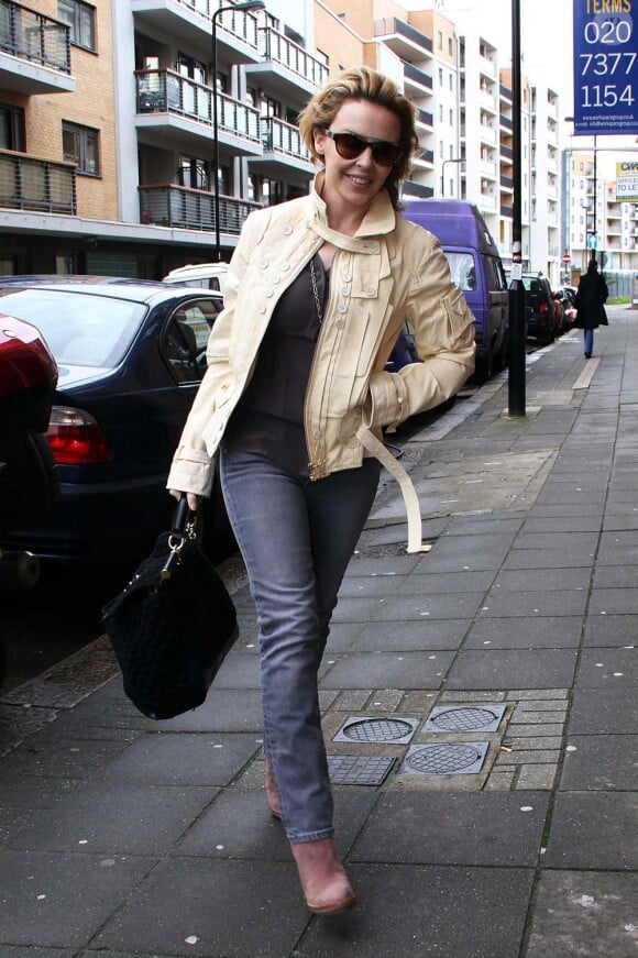 Kylie Minogue quitte son appartement pour se rendre au studio, à Londes, le 31 mars 2010 !