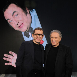 Exclusif - Dany Boon et Michel Drucker lors de l'enregistrement de l'émission "Vivement Dimanche" au Studio Gabriel et diffusée sur France 3 le 1er décembre 2024. En seconde partie, M.Drucker proposera un hommage à Raymond Devos © Guillaume Gaffiot / Bestimage