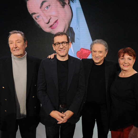 "Vivement dimanche" est de retour sur France 3.
Exclusif - Stéphane Devos (Neveu de Raymond Devos), Dany Boon, Michel Drucker, Marie-Claire Prevotaut (Nièce de Raymond Devos) lors de l'enregistrement de l'émission "Vivement Dimanche" au Studio Gabriel et diffusée sur France 3 © Guillaume Gaffiot / Bestimage