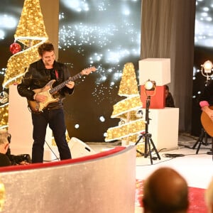 Exclusif - Matthieu Chedid (M) et Thibault Cauvin lors de l'enregistrement de l'émission "Vivement Dimanche" au Studio Gabriel et diffusée sur France 3 le 1er décembre 2024. © Guillaume Gaffiot / Bestimage