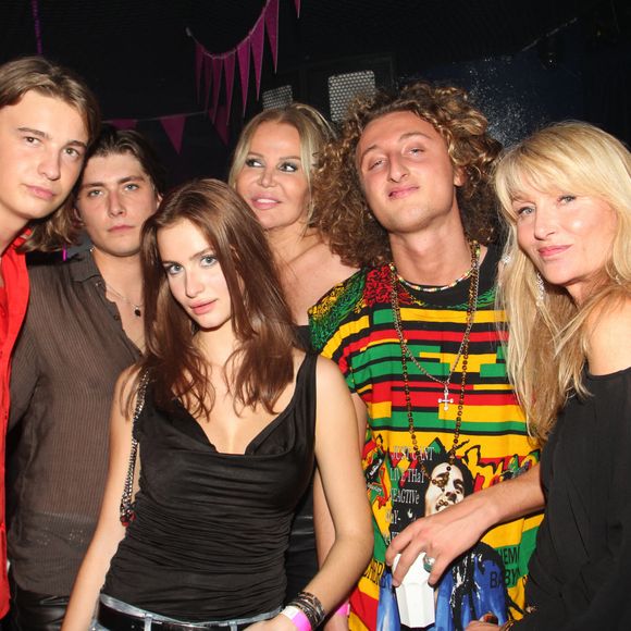 Ce père de quatre enfants prend la parole
Exclusif - Ulysse Leconte (chemise rouge), Noah, le fils de Véronica Thierry, assistante directrice des club l'Arc et Alma, Marylou Leconte, Florentine Leconte (ex-femme de Henri Leconte) , Joalukas Noah et sa mère Isabelle Camus, lors de la soirée Over Kitsch au Club Alma à Paris le 10 novembre 2024 © Philippe Baldini / Bestimage 
