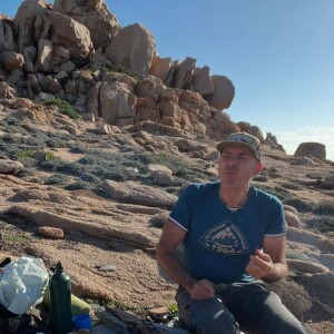 "Quand deux chemins se présentent à toi prends le plus difficile", s'amuse d'ailleurs le guide, tout en filmant Bixente Lizarazu prendre un chemin de montagne beaucoup plus escarpé
Bixente Lizarazu, Instagram