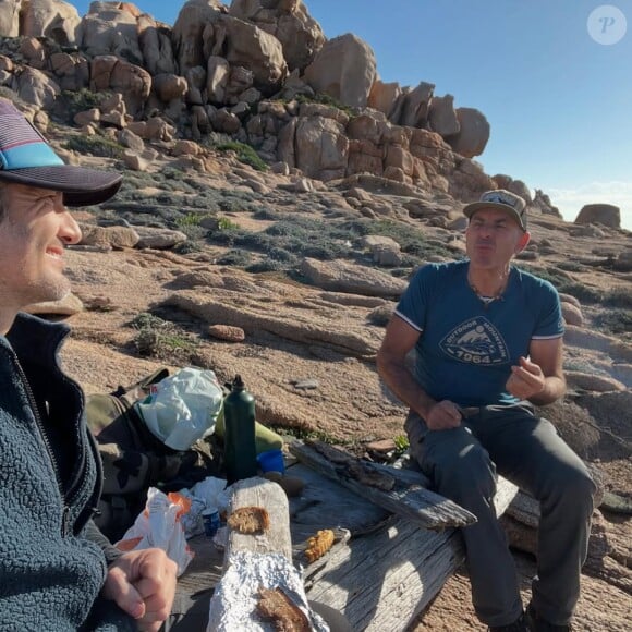 "Quand deux chemins se présentent à toi prends le plus difficile", s'amuse d'ailleurs le guide, tout en filmant Bixente Lizarazu prendre un chemin de montagne beaucoup plus escarpé
Bixente Lizarazu, Instagram