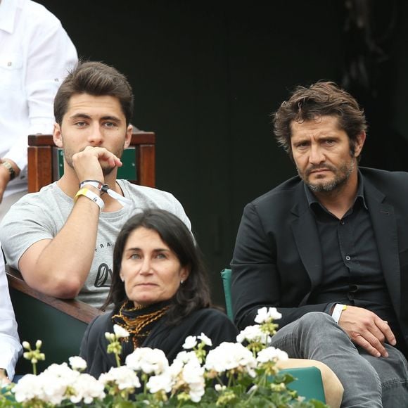 Bixente Lizarazu et son fils Tximista - Les célébrités dans les tribunes lors des internationaux de France de Roland-Garros à Paris, le 2 juin 2017. © Dominique Jacovides-Cyril Moreau/Bestimage