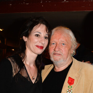 Niels Arestrup et sa femme Isabelle - Niels Arestrup décoré au grade d'officier de la Légion d'Honneur lors de la dernière de la pièce "Acting" au théâtre des Bouffes-Parisiens à Paris le 8 janvier 2017. © Coadic Guirec/Bestimage