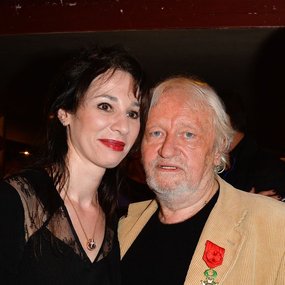 Niels Arestrup et sa femme Isabelle - Niels Arestrup décoré au grade d'officier de la Légion d'Honneur lors de la dernière de la pièce "Acting" au théâtre des Bouffes-Parisiens à Paris le 8 janvier 2017. © Coadic Guirec/Bestimage