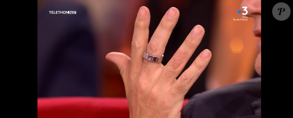 Dany Boon se confie dans "Vivement dimanche" sur France 3 sur cette bague très particulière qu'il ne quitet jamais. Le 1er décembre 2024.