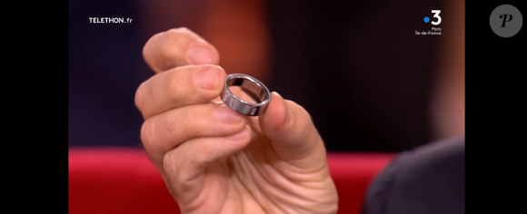 Dany Boon se confie dans "Vivement dimanche" sur France 3 sur cette bague très particulière qu'il ne quitet jamais. Le 1er décembre 2024.