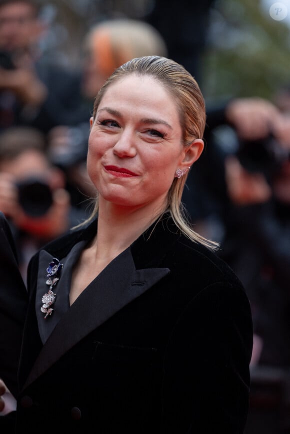 Après avoir annoncé sa rémission, elle avait finalement annoncé qu'elle devait une nouvelle fois se lancer dans un combat contre le cancer.  
Emilie Dequenne - Montée des marches du film « Kaibutsu (Monster) » lors du 76ème Festival International du Film de Cannes, au Palais des Festivals à Cannes. Le 17 mai 2023 © Olivier Borde / Bestimage