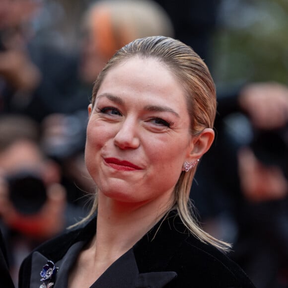 Après avoir annoncé sa rémission, elle avait finalement annoncé qu'elle devait une nouvelle fois se lancer dans un combat contre le cancer.  
Emilie Dequenne - Montée des marches du film « Kaibutsu (Monster) » lors du 76ème Festival International du Film de Cannes, au Palais des Festivals à Cannes. Le 17 mai 2023 © Olivier Borde / Bestimage