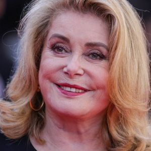 Toujours très complice avec Catherine Deneuve, Pierre Lescure n'avait pas hésité à lui parler de sa soeur, Françoise Dorléac, décédée le 26 juin 1967.
Catherine Deneuve à la projection de "L'Amour Ouf" au festival de Cannes, le 23 mai 2024. May 23, 2024 in Cannes, France.