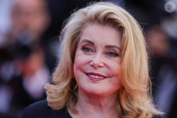 Toujours très complice avec Catherine Deneuve, Pierre Lescure n'avait pas hésité à lui parler de sa soeur, Françoise Dorléac, décédée le 26 juin 1967.
Catherine Deneuve à la projection de "L'Amour Ouf" au festival de Cannes, le 23 mai 2024. May 23, 2024 in Cannes, France.