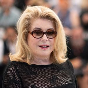 "On aurait pu faire, beaucoup plus tard, des films ensemble... Moi, j'adore ma soeur", a expliqué Catherine Deneuve à Pierre Lescure.
Catherine Deneuve au festival de Cannes International Film Festival in Cannes, le 22 mai 2024.