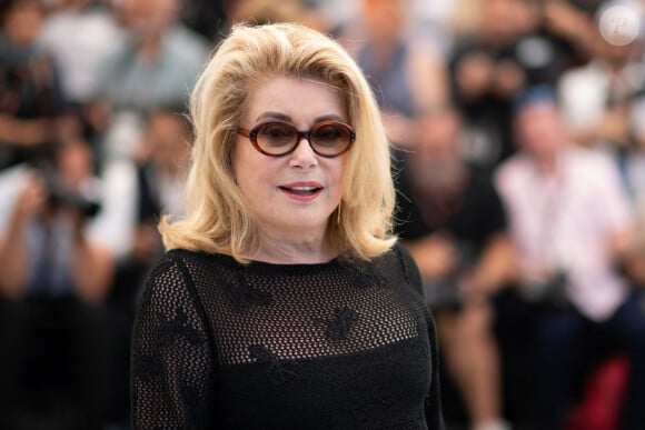 "On aurait pu faire, beaucoup plus tard, des films ensemble... Moi, j'adore ma soeur", a expliqué Catherine Deneuve à Pierre Lescure.
Catherine Deneuve au festival de Cannes International Film Festival in Cannes, le 22 mai 2024.