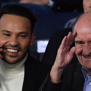 Mohamed Bouhafsi et Pierre Lescure au match Paris Saint-Germain/Olympique de Marseille au Parc des Princes, le 16 octobre 2022.