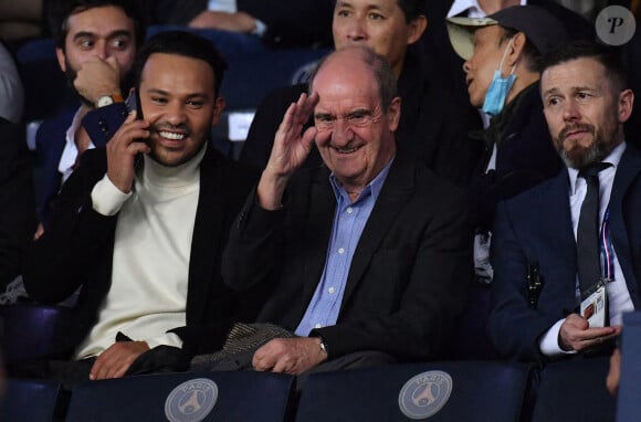 Mohamed Bouhafsi et Pierre Lescure au match Paris Saint-Germain/Olympique de Marseille au Parc des Princes, le 16 octobre 2022.