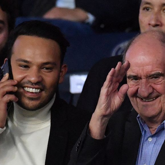 Mohamed Bouhafsi et Pierre Lescure au match Paris Saint-Germain/Olympique de Marseille au Parc des Princes, le 16 octobre 2022.