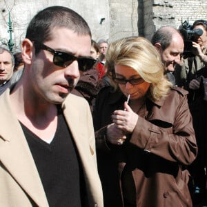 Catherine Deneuve, Melvil Poupaud et Pierre Lescure à la cérémonie d'adieu à Alain Bashung, à Paris, le 20 mars 2009.