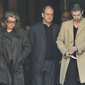 Catherine Deneuve, Melvil Poupaud et Pierre Lescure à la cérémonie d'adieu à Alain Bashung, à Paris, le 20 mars 2009.