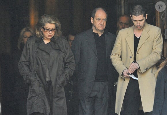 Catherine Deneuve, Melvil Poupaud et Pierre Lescure à la cérémonie d'adieu à Alain Bashung, à Paris, le 20 mars 2009.