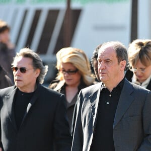 Yves Simon, Catherine Deneuve et Pierre Lescure arriving à la cérémonie d'adieu à Alain Bashung, le 20 mars 2009.