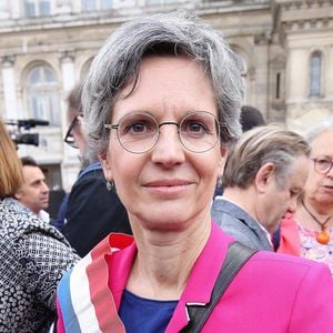 Une prise de parole qui a provoqué de nombreuses réactions 
 
Une minute de silence en hommage aux victimes des violences lors des emeutes a paris et en France a l'hotel de ville de Paris en presence de Sandrine Rousseau