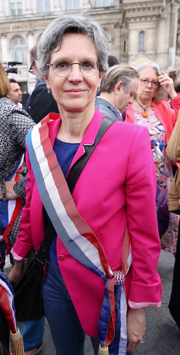 Une prise de parole qui a provoqué de nombreuses réactions 
 
Une minute de silence en hommage aux victimes des violences lors des emeutes a paris et en France a l'hotel de ville de Paris en presence de Sandrine Rousseau