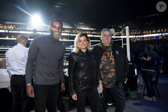 Habib Beye, Laure Boulleau et Pierre Ménès - People lors de la soirée de boxe à Paris La Défense Arena le 25 septembre 2020. © JB Autissier / Panoramic / Bestimage