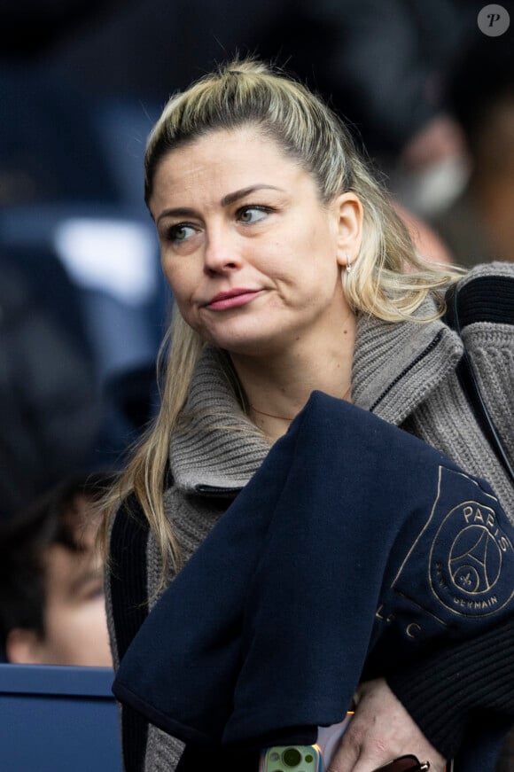 "Je ne suis pas client et puis j'ai pas du tout envie de revoir la tronche d'Hervé Mathoux et de Laure Boulleau", lance le journaliste sportif
 
Laure Boulleau - Personnalités dans les tribunes du match de football en ligue 1 Uber Eats PSG / Reims au Parc des Princes à Paris le 10 mars 2024.