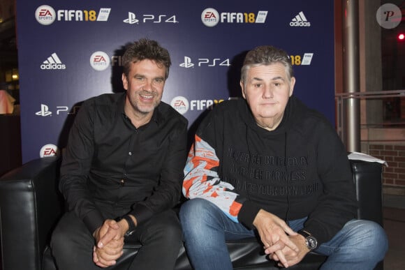 Hervé Mathoux et Pierre Ménès - Lancement du jeu vidéo de football FIFA 18 (FIFA 2018) à l'établissement public de coopération culturelle parisien "CentQuatre" à Paris, France, le 25 septembre 2017. © Pierre Perusseau/Bestimage  Celebs during the new game FIFA 2018 (FIFA 18) launch at 'CentQuatre' in Paris, France, on September 25th, 2017.